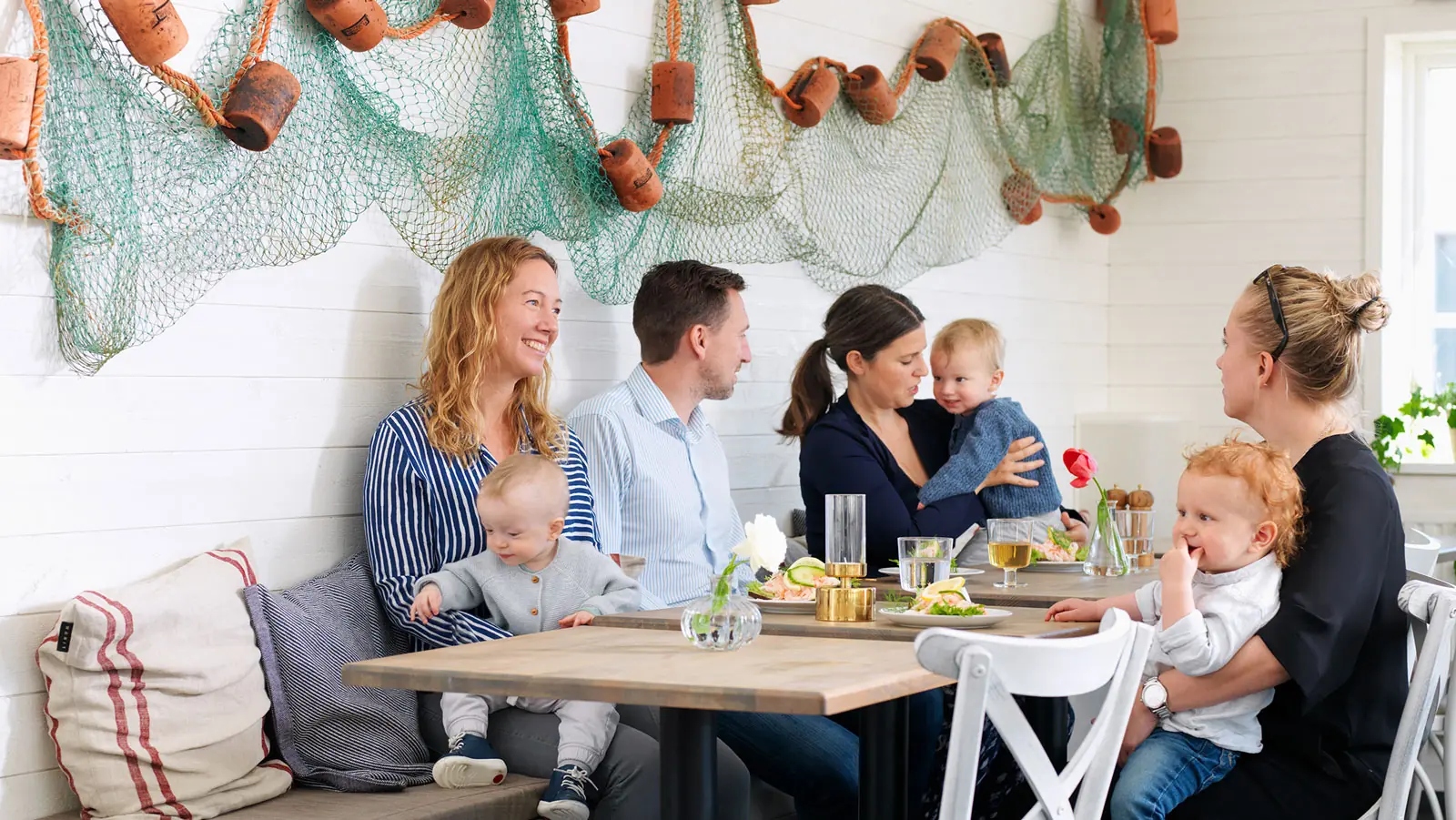 Njut av lunchen i vår fiskrestaurang med rabatt för barnfamiljer